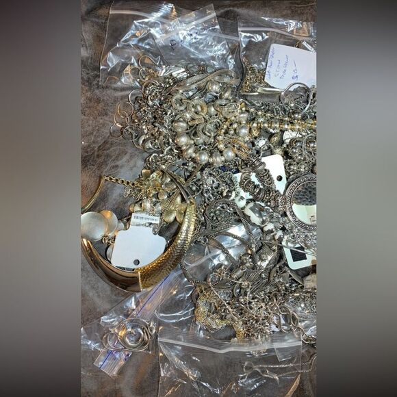 4 LBs vintage Costume gold silver Jewelry Lot~ Signed & Unsigned mostly Wearable - Picture 5 of 10